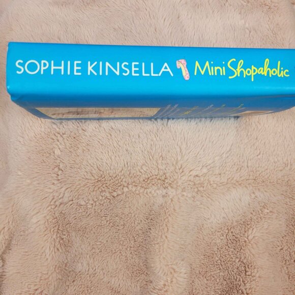 Sophie Kinsella - Mini Shopaholic - Picture 2 of 3